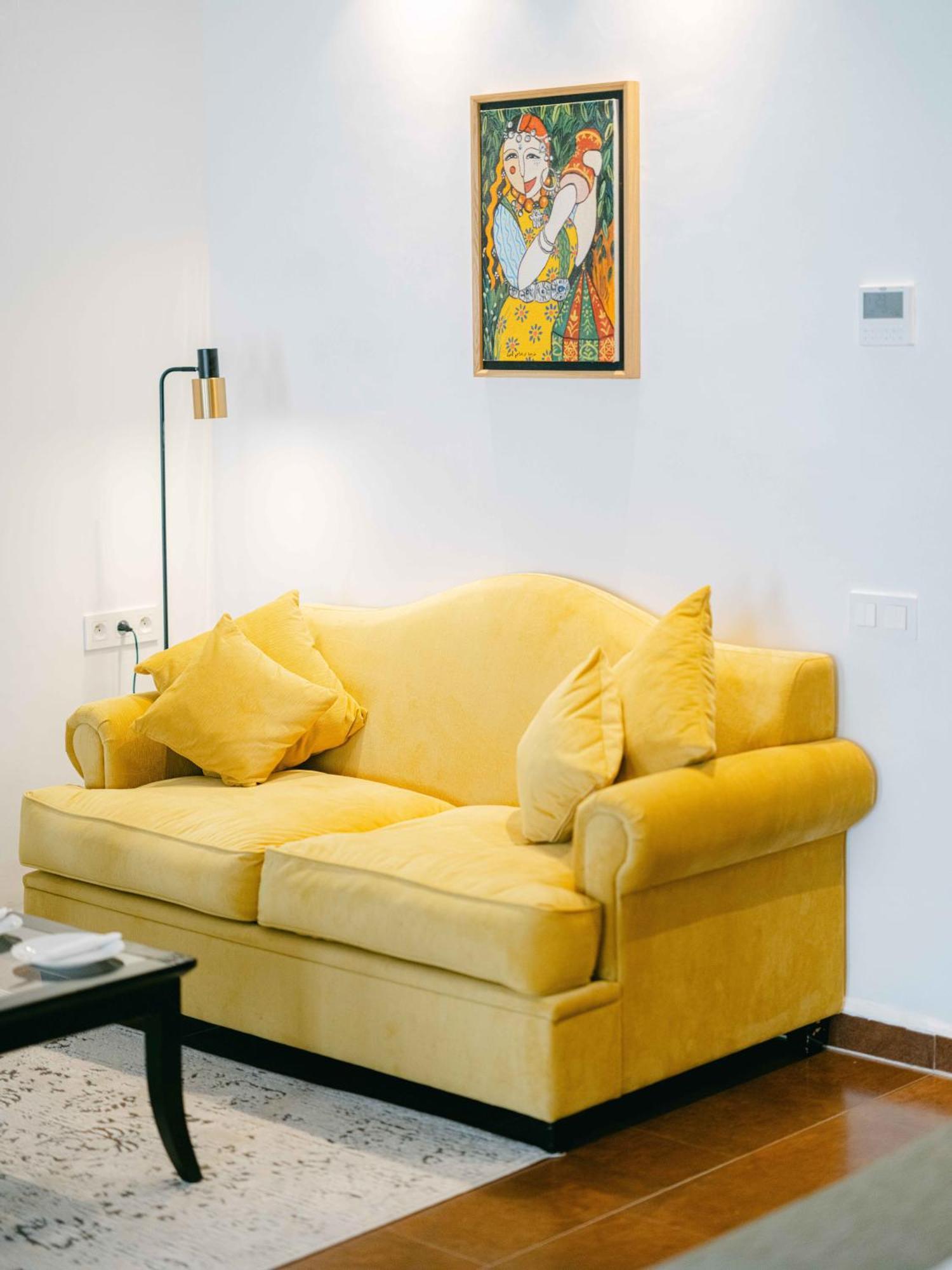 Tikida Golf Palace Agadir Dış mekan fotoğraf A yellow sofa