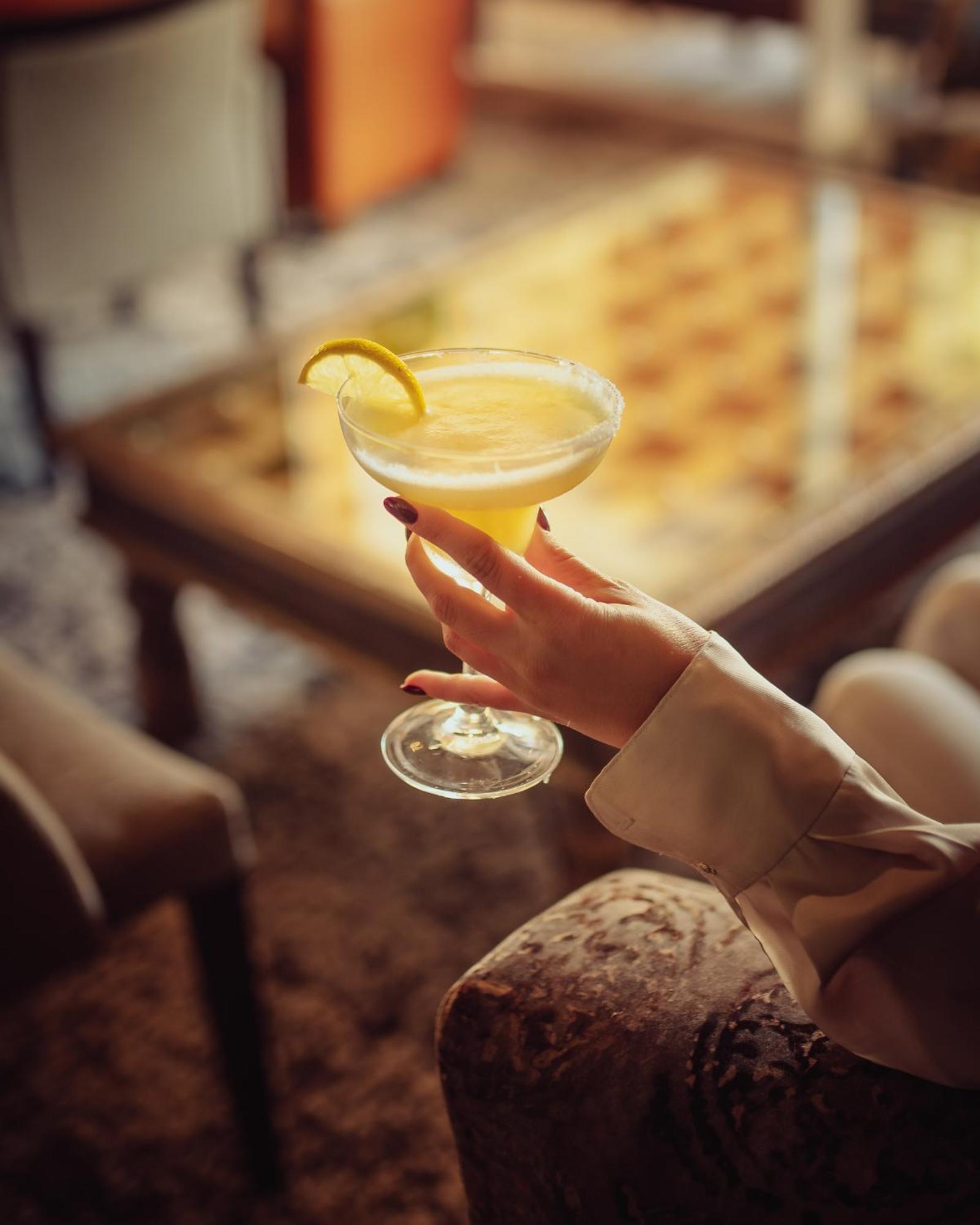 Tikida Golf Palace Agadir Dış mekan fotoğraf A woman holding a margarita